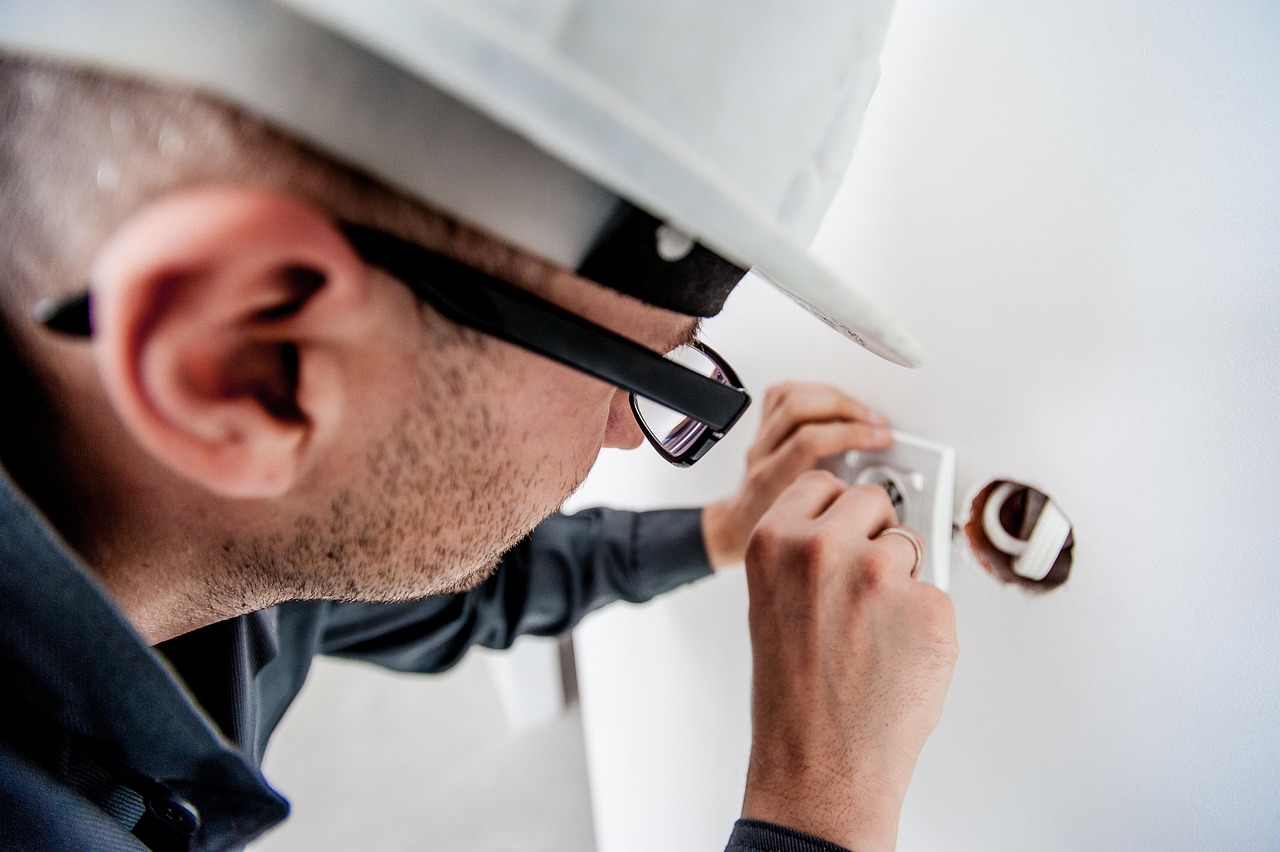 Quadro eléctrico moderno instalado pela equipa de Eletricista Grande Porto — exemplo de trabalho com disjuntores diferenciais (RCD) e organização limpa